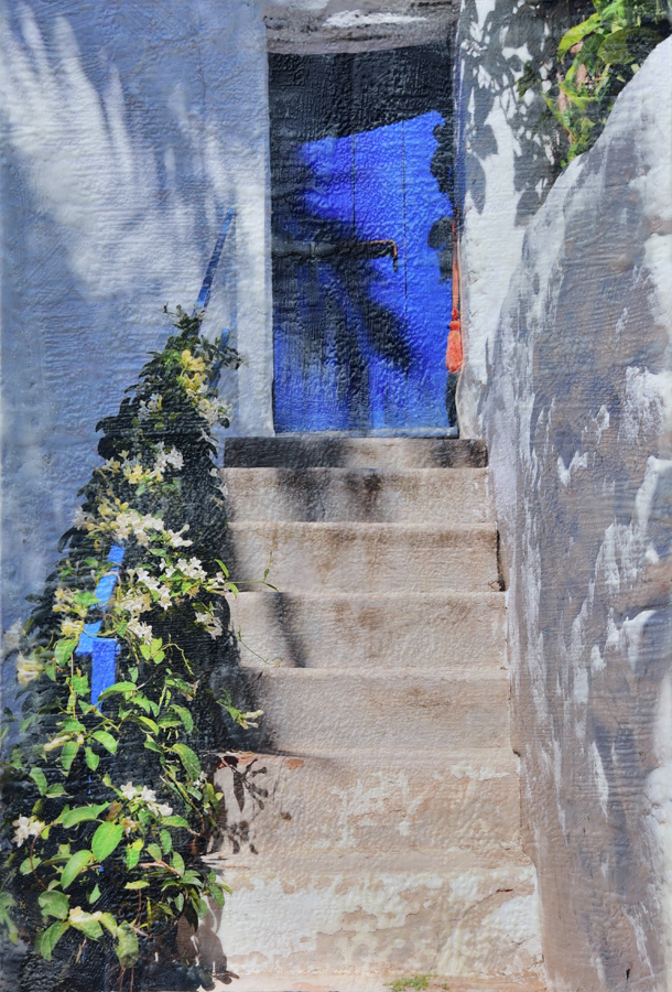 Kornblaue Tür am Ende einer Treppe